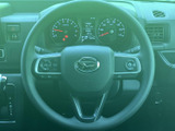握りやすいステアリングは、運転操作をスムーズに。操作性にも優れ、快適なドライビング体験を提供します。上質な素材感も魅力です。