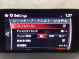 ハンドル操作をアシストすることにより車線からの逸脱回避を支援します。