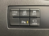 運転席脇のクラスタースイッチ部分にはカメラ切り替えスイッチ、パーキングセンサー、その他走行系スイッチを集中配置しております。