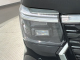 LEDヘッドライトは、点灯の瞬間から最大光量を発揮し、突然暗くなるトンネルなどでの安定感を高めます。