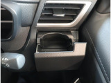 運転席と助手席には格納式のドリンクホルダーがあります。