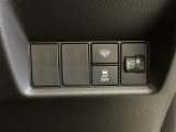 ハンドルの右側にはヘッドライトレベライザーとVSA(ABS+TCS+横滑り抑制)の解除スイッチがついています。ヘッドライトレベライザーは道路状況や積荷の加重に応じてライトの高さを調節できます。