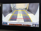 こちらのバックカメラは画面にラインが表示されておりますので、バック時のクルマの進行方向の目安になります。より高いレベルで車庫入れをサポートする、便利な機能ですね。