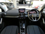 先進テクノロジーと機能性、デザインが見事に調和するAudi Q2のインテリア。運転席と助手席を取り囲むラップアラウンドデザインによって開放的なゆとりを感じさせてくれます。