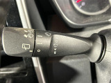 【オートワイパー(AUTO)】雨が降り出した時に、雨滴検出用センサー(レインセンサー)が雨滴を感知すると、自動でワイパーが動作します。