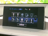 見やすい地図画面で、スムーズなナビゲーションを実現。運転に集中しながら、目的地まで安心してお届けします。使いやすさにも配慮されています。