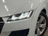●LEDハイビームが多数独立で存在し、ハイビーム時に対向車や前方を走る車の部分をロービームに切り替えが可能!!シーケンシャルウインカーも装備!!