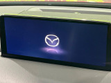 【10.25インチマツダコネクト】車内の雰囲気にマッチした大型ディスプレイ。スマホ接続でのナビ使用やBluetooth再生等、様々な機能が楽しめます。直感的なダイヤル操作が可能で、使い勝手も良好です。