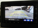 バックカメラの画像です。ガイドラインがスムースな車庫入れをサポートいたします。車庫入れの安心感がアップしますね。