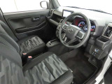 シンプルで使いやすいデザインの運転席です。