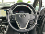握りやすいステアリングは、運転操作をスムーズに行えます。オーディオやハンズフリー通話のスイッチも操作しやすい位置に配置されています。