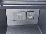 充電用USB端子付き。スマートフォンなどの充電に便利です。