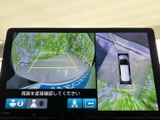 駐車時の安全性を高めるバックモニター。狭い場所でも、周囲の状況を視覚的に確認できます。運転に自信がない方にもおすすめです。