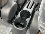 後席用のドリンクホルダーも2名分配置☆