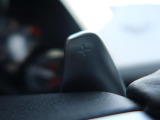 ステアリングパドルシフト『クイックなシフト操作が可能!レスポンスが高く、運転者様のギア変則にしっかりとついてきてくれます!ジャガーと一体となれる装備です。』