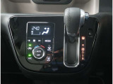 【オートエアコン】1年中快適な室内を提供!車内温度を設定すると、風量を自動で調整してくれます。