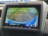 バックモニターが、狭い場所での駐車や車庫入れをサポート。安全確認をサポートし、運転の負担を軽減します。