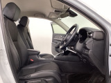 広い足元にゆったり座れるシートには肘掛けも装備しており長距離の運転でも疲れにくくなってます。女性でも運転がしやすいように、シートの高さ調整機能(シートリフター)がついています。