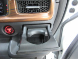 運転席右側の引き出し式ドリンクホルダーです。