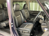 乗降がしやすい運転席。高さが調節できて小柄な方でも運転しやすいポジションをとることができます。