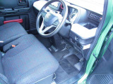 運転席の足元も広く運転しやすいです!!