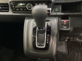 CVT車のセレクトレバーです。低速から高速まで、変速ショックのないスムーズな走りを実現するとともに、エンジン効率のよい領域を維持することで燃費にも貢献します。