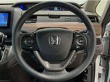 運転にかかわる様々な操作を安全に行えるように視点移動が少なく操作性に配慮されたスイッチ類が凝縮されたコクピットです。