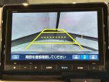 リバースギアに入れるだけで後方の表示へ切り替わります。夜間や雨の日の駐車も楽になりますよ。
