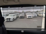 日差しの強い時には、プライバシーガラスに加え、ロールサンシェイドが、あなたを守ります。