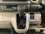 CVT車のセレクトレバーです。低速から高速まで、変速ショックのないスムーズな走りを実現するとともに、エンジン効率のよい領域を維持することで燃費にも貢献します。