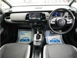 運転にかかわる様々な操作を安全に行えるように視点移動が少なく、操作性に配慮されたスイッチ類が凝縮されたコクピットです。