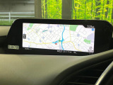 【10.25インチマツダコネクト】車内の雰囲気にマッチした大型ディスプレイ。スマホ接続でのナビ使用やBluetooth再生等、様々な機能が楽しめます。直感的なダイヤル操作が可能で、使い勝手も良好です。
