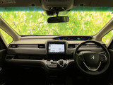 開放的な室内空間が広がります。運転に必要な情報を視認しやすく、操作性にも優れています。
