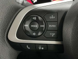 ステアリングスイッチ付き。前方から目を離すことなくオーディオ操作をすることが可能です。