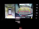 バックモニター付きで慣れない駐車場や車庫入れをサポートします。