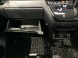 車検証入れになどにも使える便利な収納BOXあります。