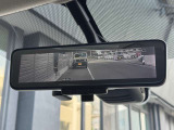 インテリジェントルームミラー☆後席に乗っている人や、大きな荷物を載せていると見にくくなりがちな後方視界。。こちらは車両後方のカメラ映像をミラーに映すので、天候にも影響されないクリアな後方視界を実現☆