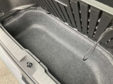 トランク下小物入れがあります。