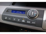 フルオートエアコンを装備しております。車内の温度設定だけでなくPM2.5にも対応した高性能集塵フィルターも装備しており車内はいつも快適空間です。
