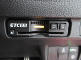 有料道路をキャッシュレスで通行できるETC車載器付きです。運転席足元に設置されています。ETCセットアップ費用は含まれておりません。別途必要となります。