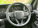 握りやすい形状で、操作性も抜群。運転中の疲れを軽減し、快適なドライビングをサポートします。程よい重さで安定したステアリング操作が可能です。