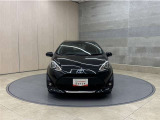 お車購入のポイントとなるフロントマスクです!シャープな目つきが印象的なデザインのヘッドランプです。