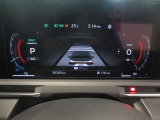 かっこいいメーター内のディスプレイには、車両情報や燃費情報、走行可能距離などの運転をサポートしてくれる便利な情報が!