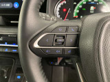 運転中、オーディオの操作をしてて、ハッとしたことはありませんか?ステアリングスイッチは、運転中でもハンドルでオーディオの操作が可能です。安全なドライブをサポートします。