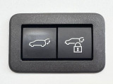【パワーバックドア】スマートキーや運転席のボタンを押すだけでリアゲートが自動で開閉します!荷物を持っている時や、高い位置にあるバックドアを閉める際に便利な機能です♪