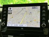 鮮明なディスプレイが、目的地までスムーズに導きます。ドライブの計画も立てやすく、長距離移動も安心です。道中の情報もわかりやすく表示。