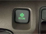 ★ECONスイッチ★ エコドライブを加速しよう!スイッチをONにすると、運転の仕方によるロスを抑え込み燃費をよくするようクルマが頑張ります(*^ー^*)燃費向上にチャレンジ♪
