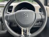 握りやすい形状で、運転操作をスムーズに行えます。エアバッグも装備されており、安全性能も確保されています。快適な運転体験を。
