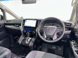 運転席まわりです。 各操作スイッチは使いやすい位置に配置されてます。