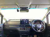 運転席は、大きな座面と包み込むような背もたれがドライバーの身体全体をしっかり支えます。上質なシート素材と座り心地のよいクッションを採用し、長時間の運転やコーナーの多い道も快適です